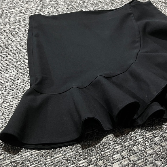 Zara Woman | Black Ruffle Mini Skirt - Picture 2 of 9